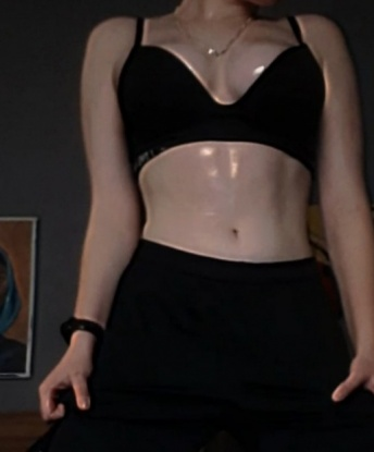 В моих объятьях ты найдешь настоящее удовлетворение и незабываемые эмоции. Я сделаю все, чтобы ты почувствовал себя желанным и уникальным. Мои услуги широки и разнообразны: классический и эротический массаж, стриптиз, секс в различных позах и многое другое. Имею отличные отзывы, которые говорят о моей профессиональности и способности доставить наслаждение. Мои фото тоже говорят сами за себя. Жду встречи в Москве, чтобы подарить тебе незабываемые моменты удовольствия. 💋🔥 13130, 19 лет